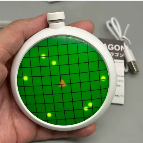 Radar del Dragón encendido sostenido en la mano